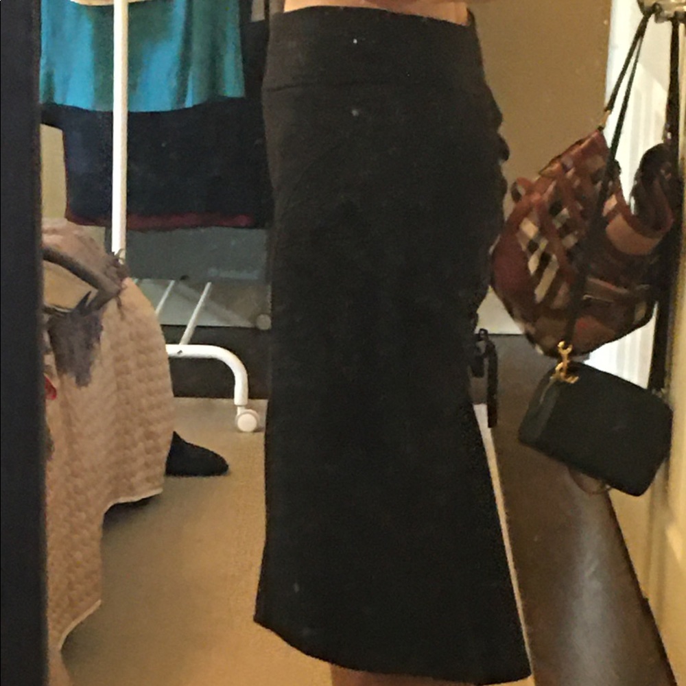Midi wool skirt with vertical ruching at the back